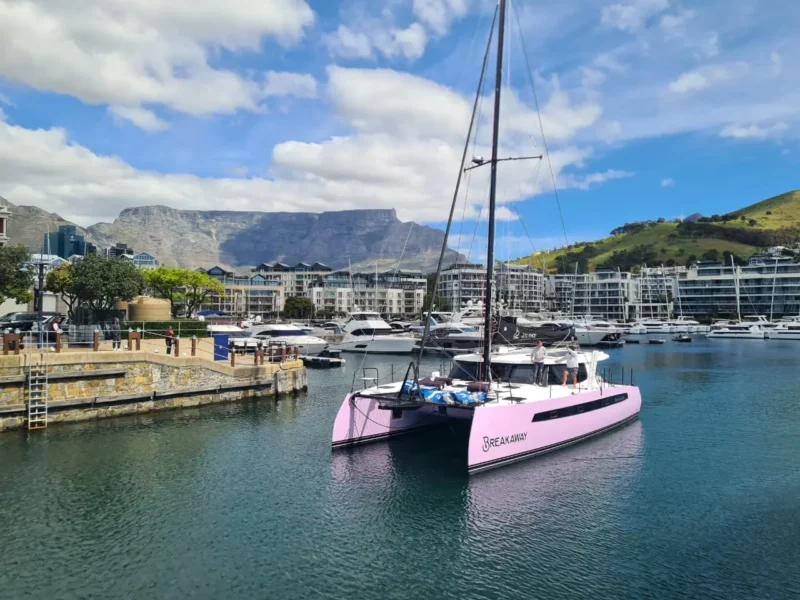 Breakaway leaving Cape Town